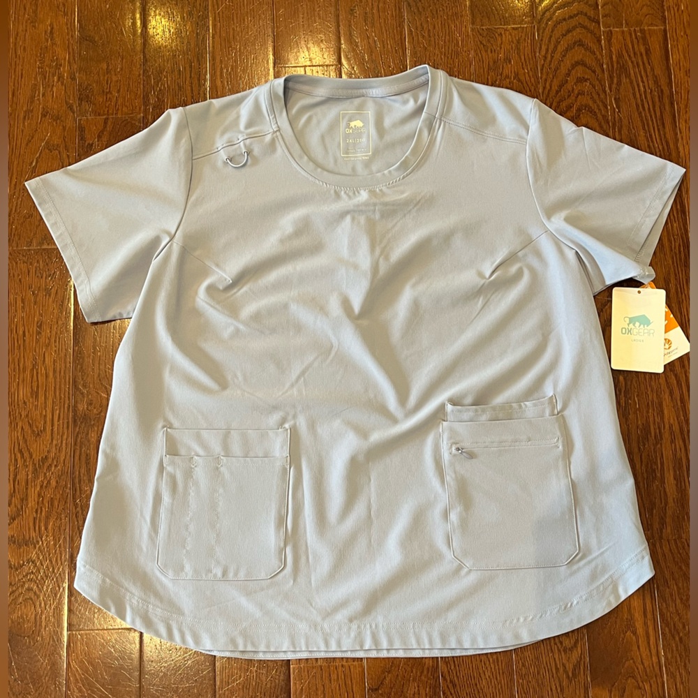 Women’s grey medical scrubs shirt. NWT.